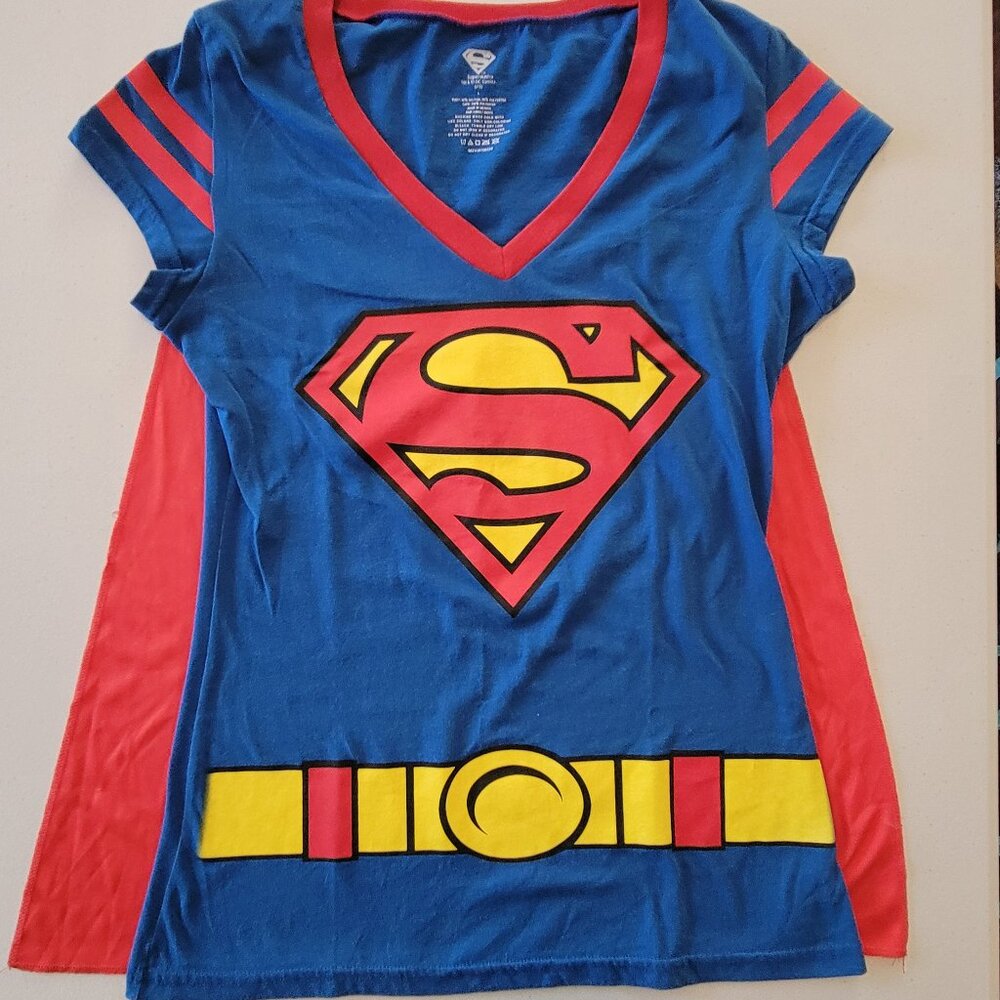 DC COMICS SUPERMAN SHIRT W/ REMOVABLE CAPE JUNIORS/WOMENS L (15)